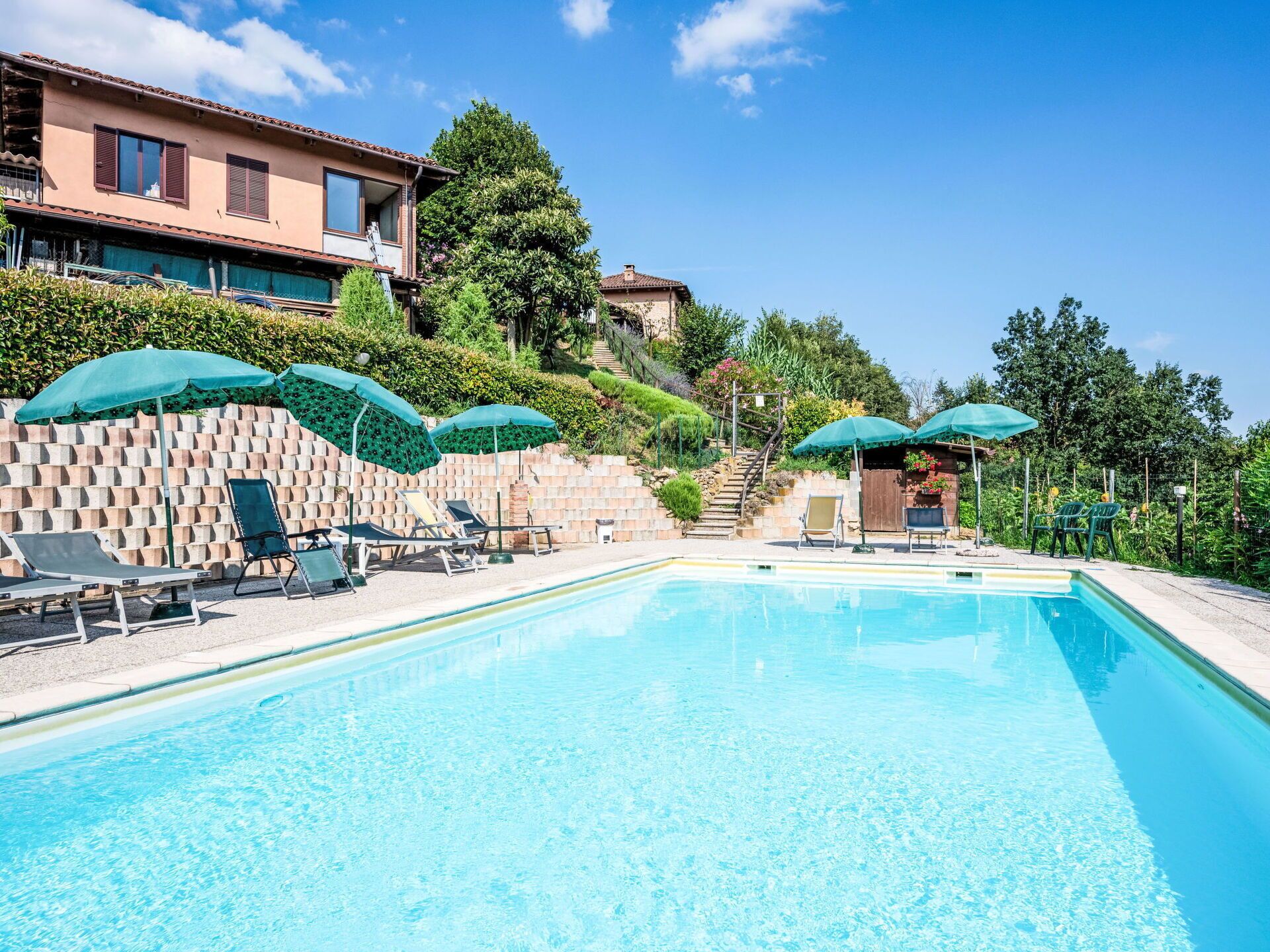 Wasser, Wolke, Himmel, Pflanze, Eigentum, Gebäude, Schwimmbad, Azurblau, Blau, Baum