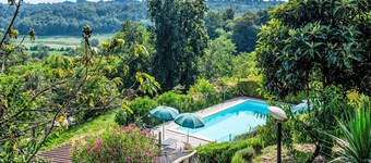 Joli appartement dans une maison de vacances avec piscine, WIFI, TV, patio et animaux admis