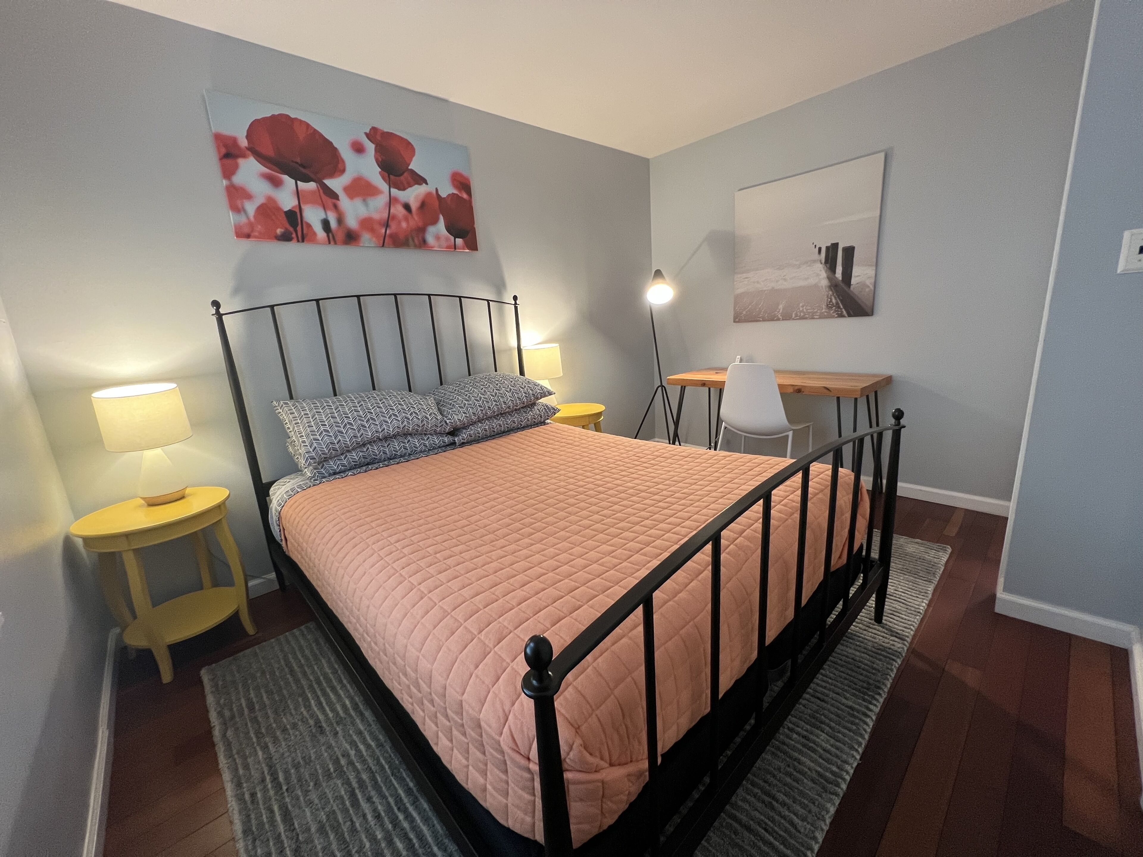 3 chambres, bureau, fer et planche à repasser, lit parapluie