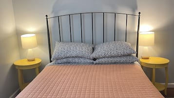 3 quartos, escrivaninha, ferros/tábuas de passar roupa, berço de viagem