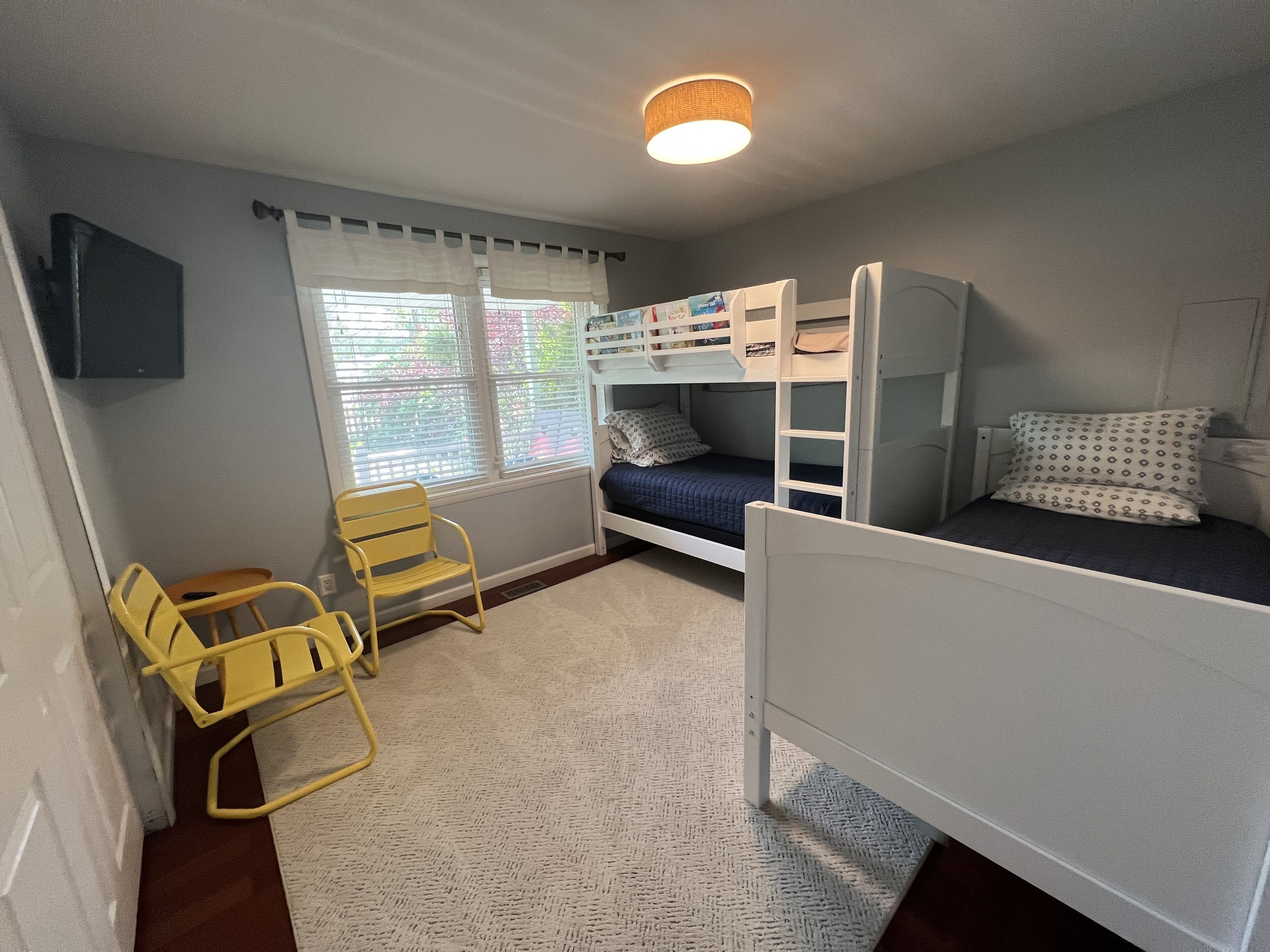 3 bedrooms, desk, iron/ironing board, travel cot