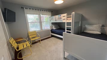 3 habitaciones, escritorio y tabla de planchar con plancha