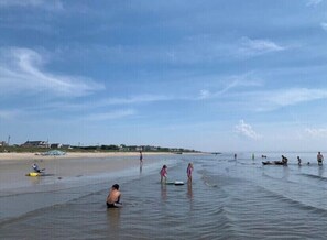 Beach nearby, sun loungers, beach towels