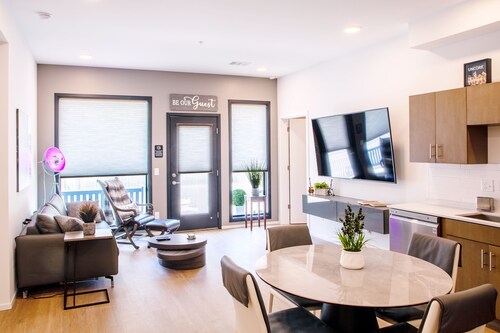 LUX 2BD/2BA CONDO .5 Mi From Lower Broadway- NASHVILLE, TN