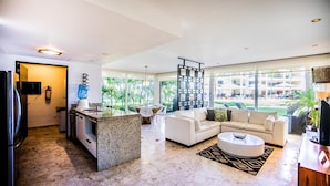 Condo, 2 Bedrooms | Ruang tamu | TV 