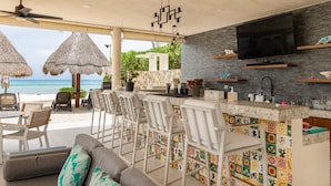 Condo, 2 Bedrooms | Bar (di hartanah)