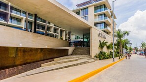 Exterior - Oceana 232 Playa del Carmen Condo with Pool and Sundeck Area by RedAwning (Playa del Carmen)