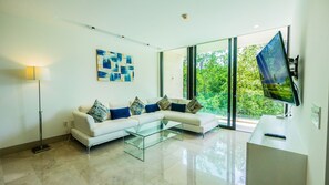 Condo, 3 quartos | Área de estar | TV