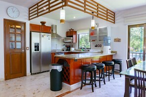 Condo, 2 habitaciones | Cocina privada | Refrigerador, horno, cafetera y tetera y tostadora 