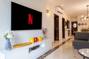 Condo, 3 habitaciones | Área de sala de estar | Televisión 