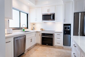 Condo, 3 habitaciones | Cocina privada | Refrigerador, microondas, horno y cafetera y tetera 