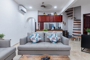 Condo, 3 Bedrooms | Living area