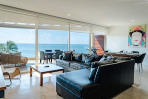 Condo, 2 habitaciones | Área de sala de estar | Televisión y reproductor de DVD