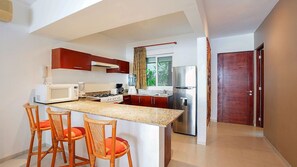 Appart'hôtel, 2 chambres | Cuisine privée | Réfrigérateur, micro-ondes, four, plaque de cuisson