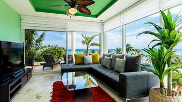 Condo, 2 habitaciones | Área de sala de estar | Televisión de 30 pulgadas con canales por cable