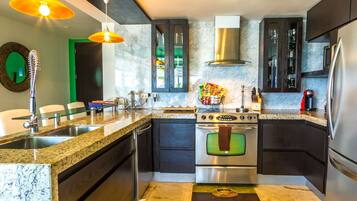 Condo, 2 habitaciones | Cocina privada | Refrigerador, horno, cafetera y tetera y tostadora