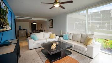 Condo, 2 habitaciones | Área de sala de estar | Televisión