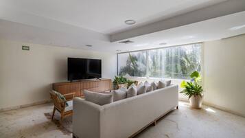 Condo, 2 habitaciones | Área de sala de estar | Televisión