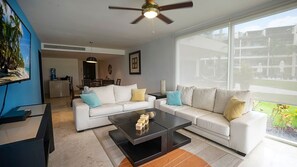 Condo, 2 habitaciones | Sala de estar | Televisión de 30 pulgadas con canales por cable 