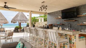 Condo, 3 habitaciones | Bar (en la propiedad)