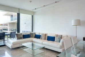 Condo, 3 quartos | Área de estar