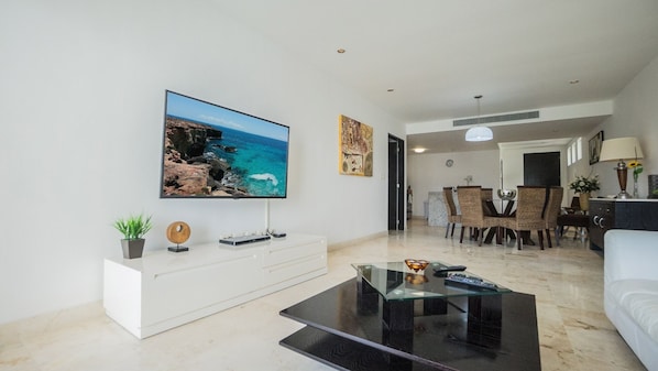 Condo, 2 Bedrooms | Living area