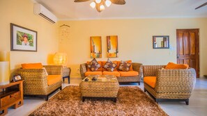 Condo, 2 habitaciones | Sala de estar | Televisión