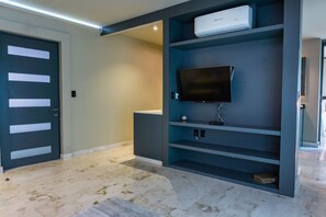 Apartment, 2 Schlafzimmer | Wohnzimmer | 30-Zoll-Fernseher mit Kabelempfang