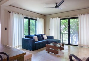 Condo, 2 habitaciones | Sala de estar | Televisión de 30 pulgadas con canales por cable 