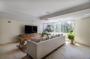 Condo, 2 habitaciones | Área de sala de estar | Televisión y reproductor de DVD