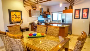 Kondominium, 3 kamar tidur | Tempat makan