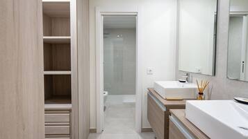 Een douche, een haardroger, een bidet, handdoeken