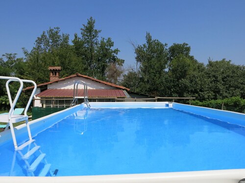 Beautiful apartment in villa for 6 guests with WIFI, pool, TV, patio and pets allowed