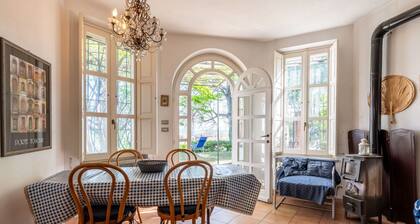 Beautiful apartment in villa for 6 guests with pool, WIFI, TV, patio and pets allowed