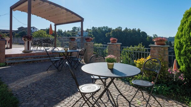 Outdoor dining - Beautiful apartment for 4 people with pool, WIFI, TV, patio and pets allowed (Cossombrato)