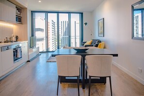 Apartment | In-room dining - Airtrip Apartment on Tribune St (South Brisbane)