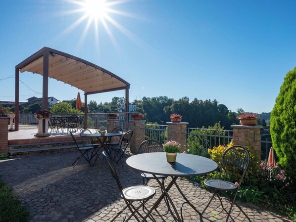 Outdoor dining - Nice apartment for 7 people with pool, WIFI, A/C, TV, patio and pets allowed (Cossombrato)