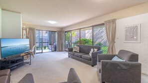 TV, ping pong - Bay Parklands, 56 2 Gowrie Ave - ground floor, air conditioned, wifi & Foxtel (Nelson Bay)