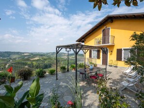 Outdoor dining - Nice apartment for 5 guests with A/C, WIFI, pool, TV, terrace, pets allowed and panoramic view (Vinchio)