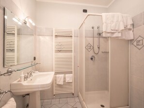 Bathroom - Beautiful apartment for 5 guests with WIFI, A/C, pool, TV, terrace, pets allowed and panoramic v... (Vinchio)