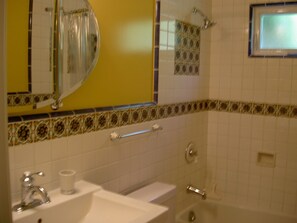 Haartrockner, Handtücher, Seife, Shampoo