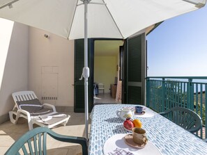 Outdoor dining - Lovely apartment for 6 guests with WIFI, pool, TV and terrace (Piani-ciapin)