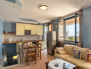 Uuni, astianpesukone, leivänpaahdin, ruokailupöytä