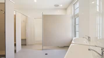 Regadera, amenidades de baño gratuitas, toallas