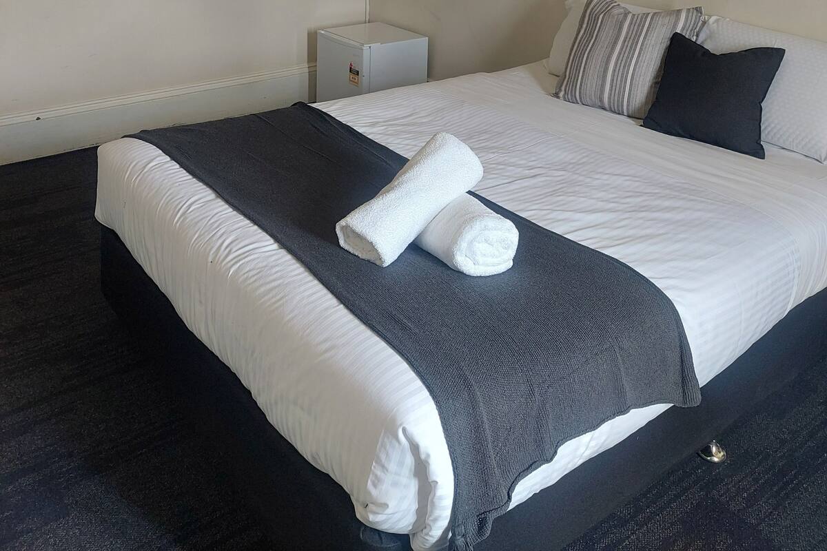 Habitación doble, 1 cama Queen size, baño compartido | Wifi gratis y ropa de cama 