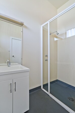 双人房, 1 张大床, 独立浴室 | 浴室 | 淋浴设施、免费洗浴用品、毛巾