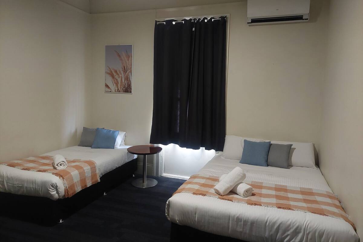 Habitación triple, varias camas, baño compartido | Wifi gratis y ropa de cama 