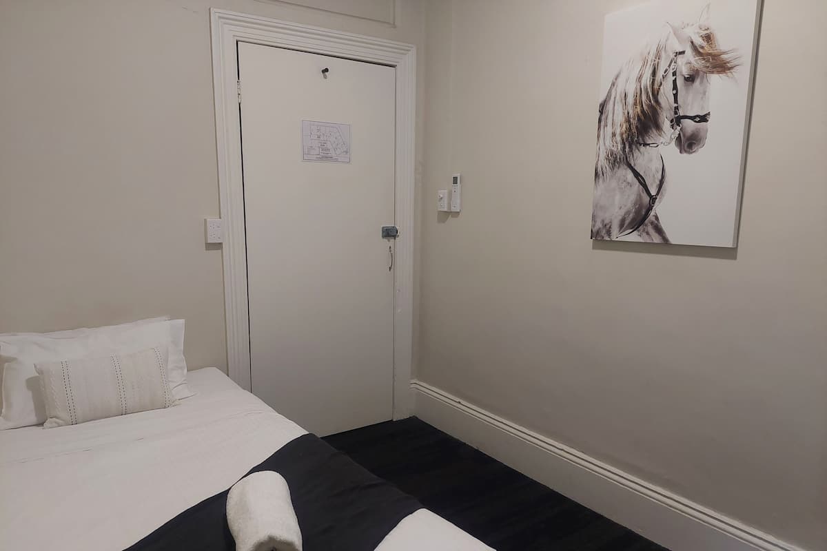 Habitación individual, baño compartido | Wifi gratis y ropa de cama