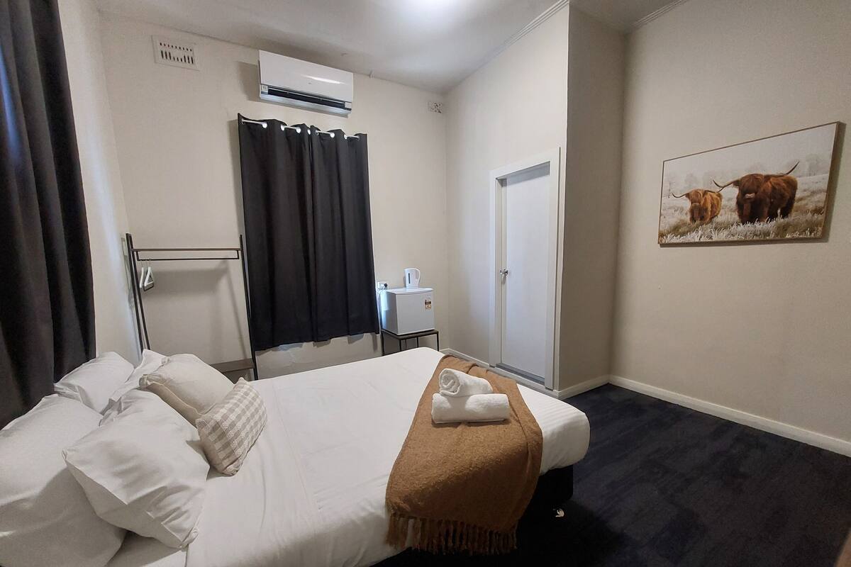 Habitación doble, 1 cama Queen size, baño en la habitación | Wifi gratis y ropa de cama 