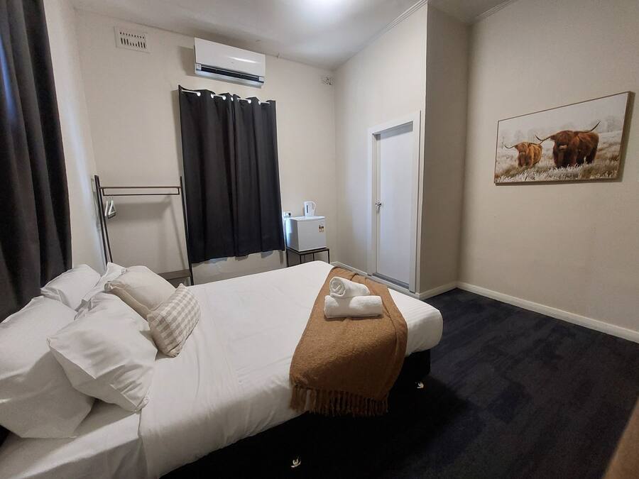 Quarto casal, 1 cama Queen, suíte | Wi-Fi de cortesia, roupa de cama